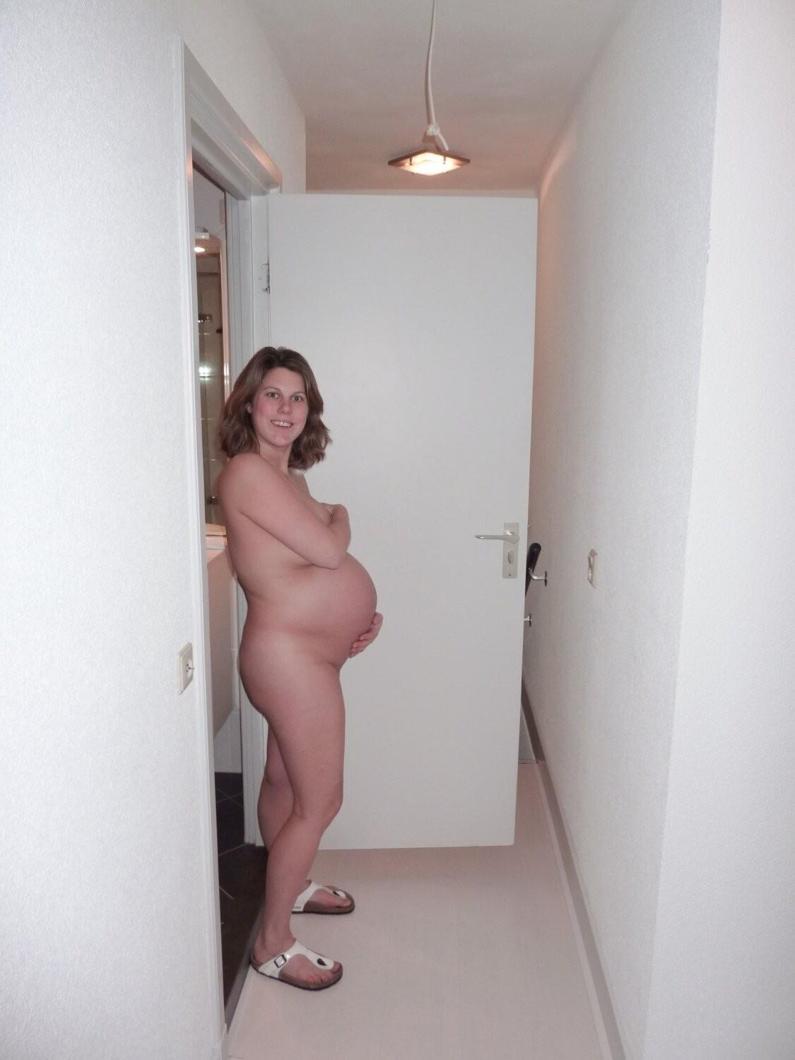 Naked pregnant mom