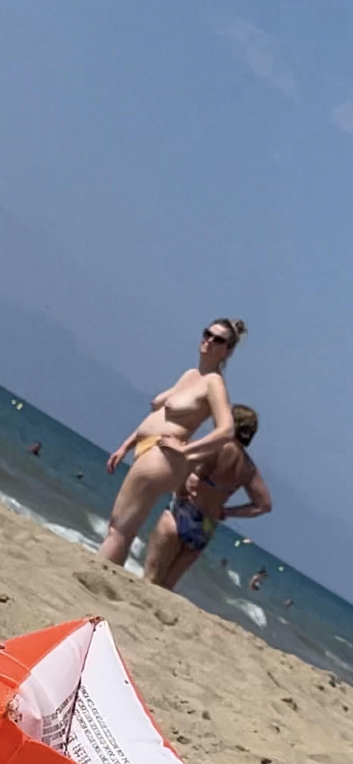 Voyeur embarazada playa expuesta grandes tetas