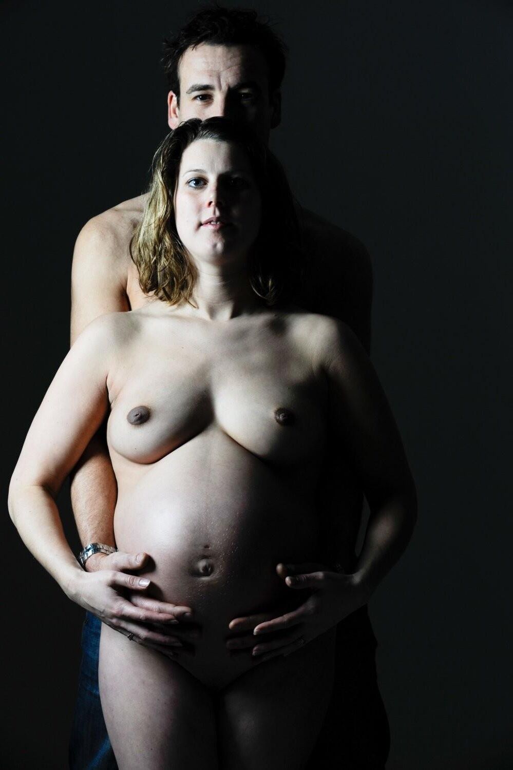 Naked pregnant mom