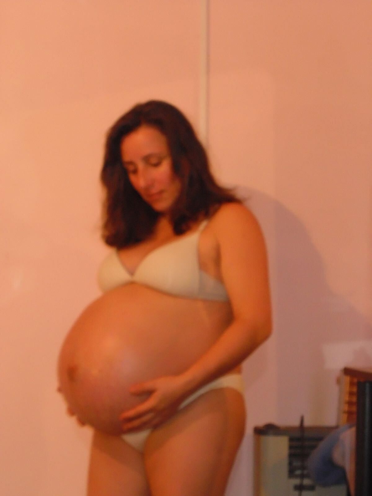 Dona de casa grávida com barriga enorme