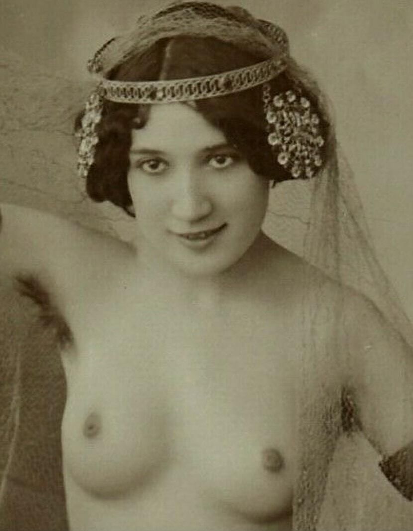 Inverted nipples - vintage ladies from 1910s to 1990s