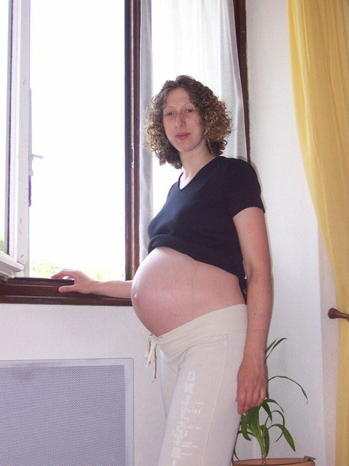 Maman enceinte dans sa chambre