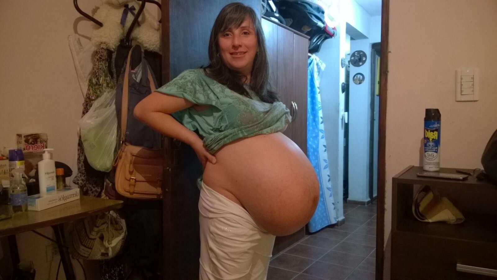 Dona de casa grávida com barriga enorme