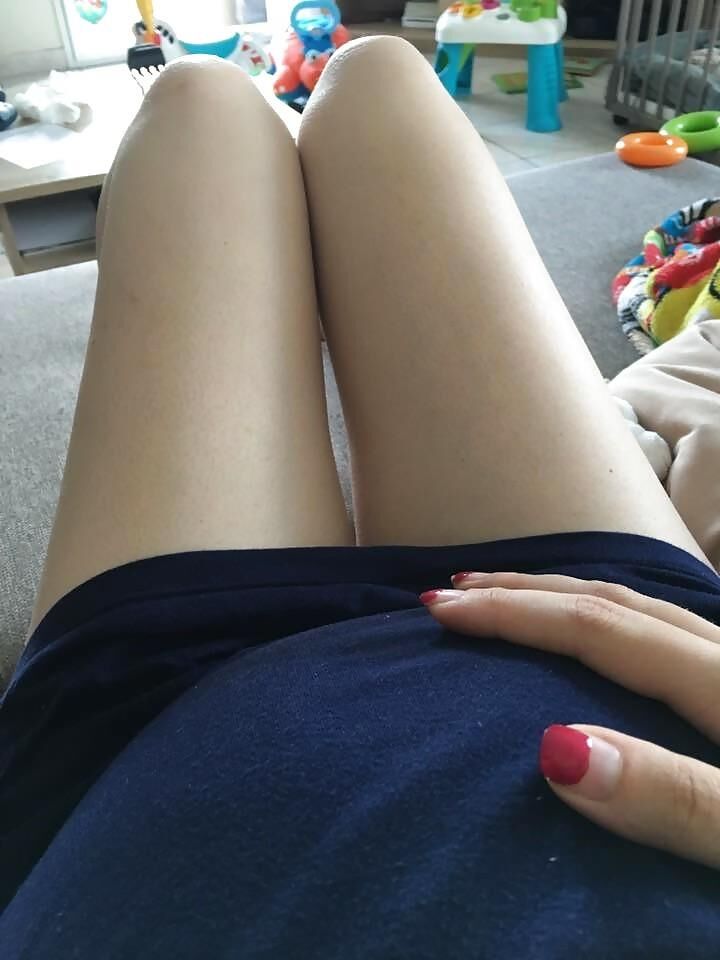 A French woman shows us her pregnancy