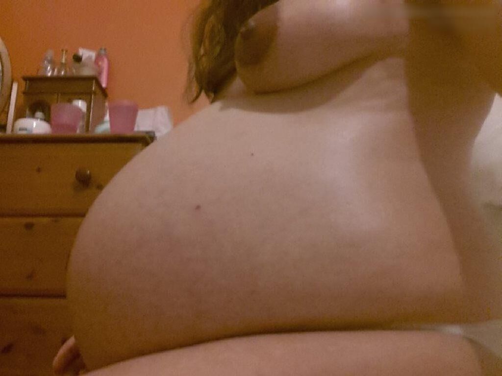 Mature pregnant completely naked