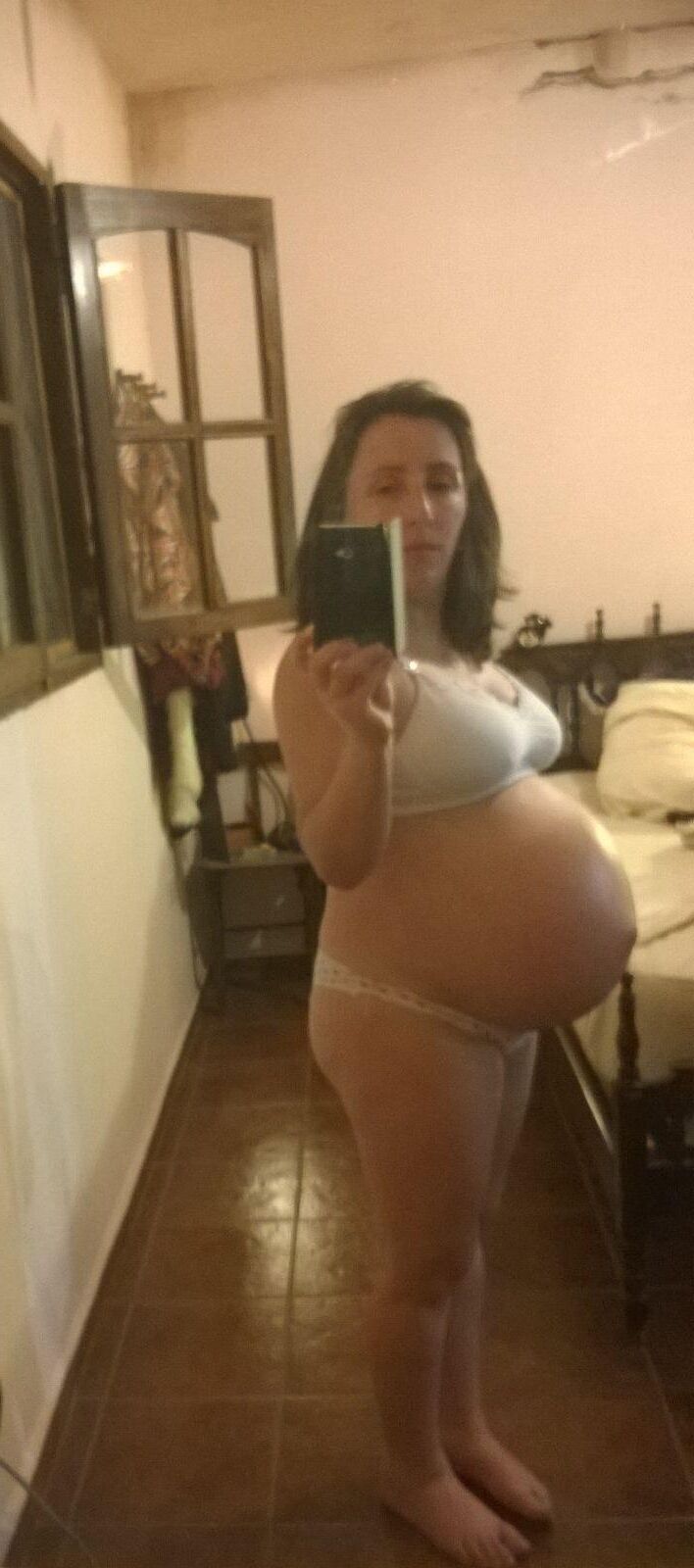 Dona de casa grávida com barriga enorme