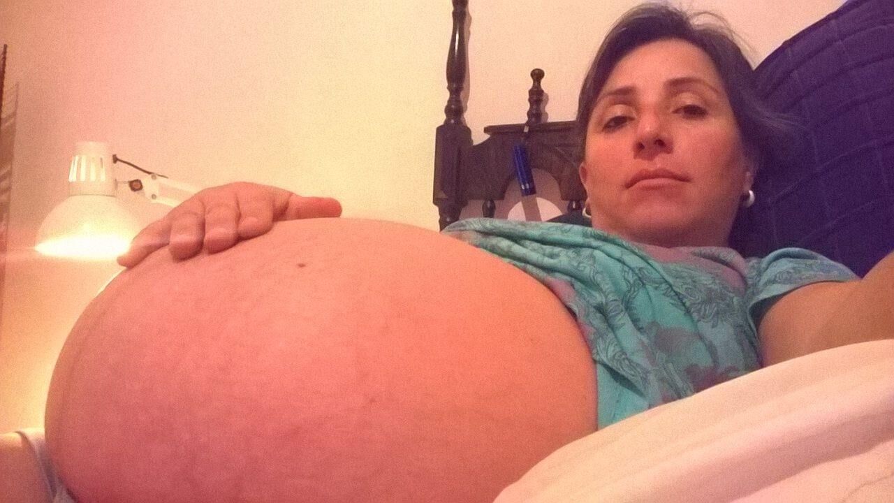 Dona de casa grávida com barriga enorme