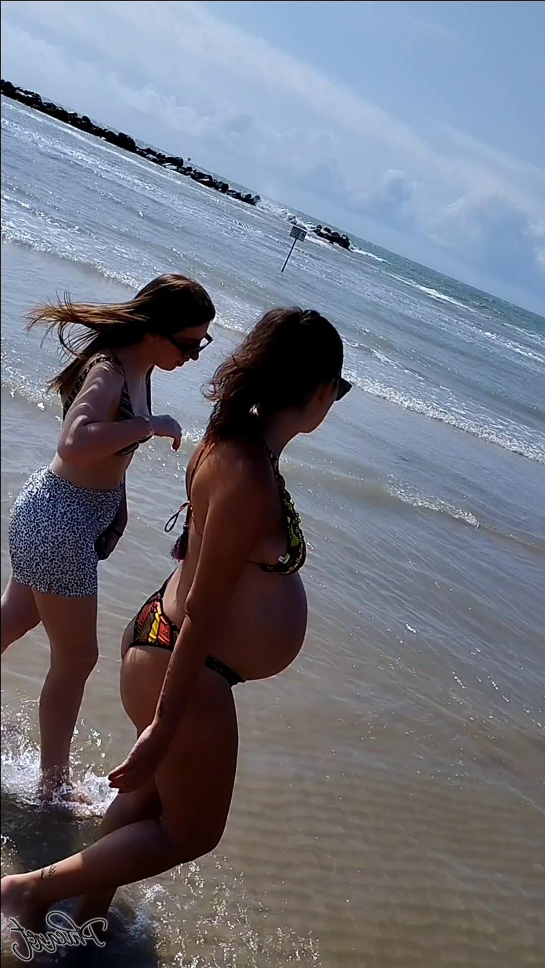 Mãe italiana grávida na praia