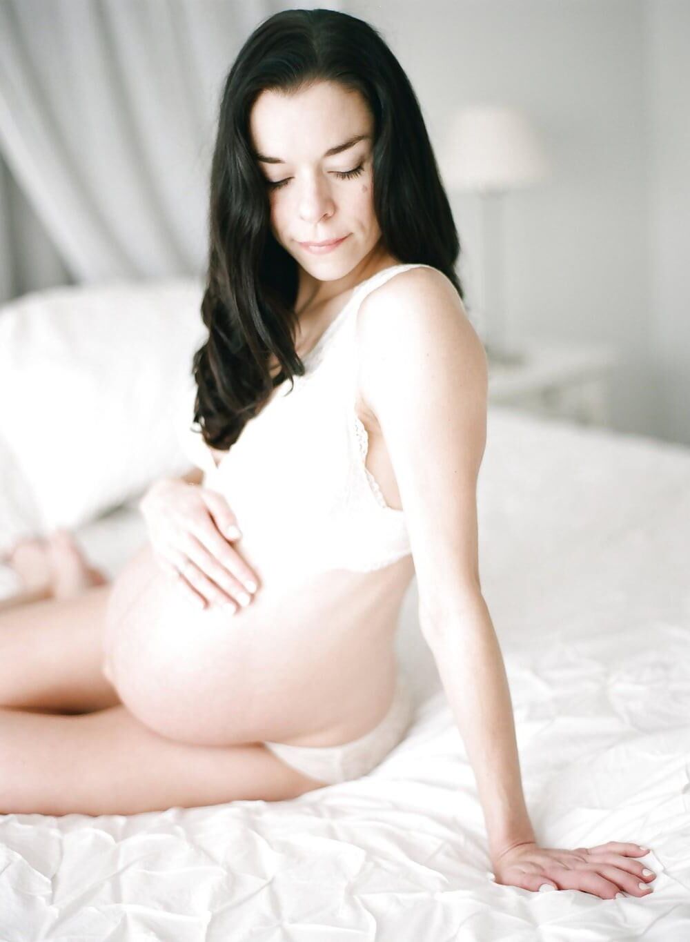 Boudoir pregnant woman