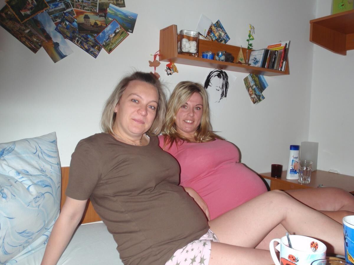 MILF schwanger mit ihren Freundinnen (auch schwanger)