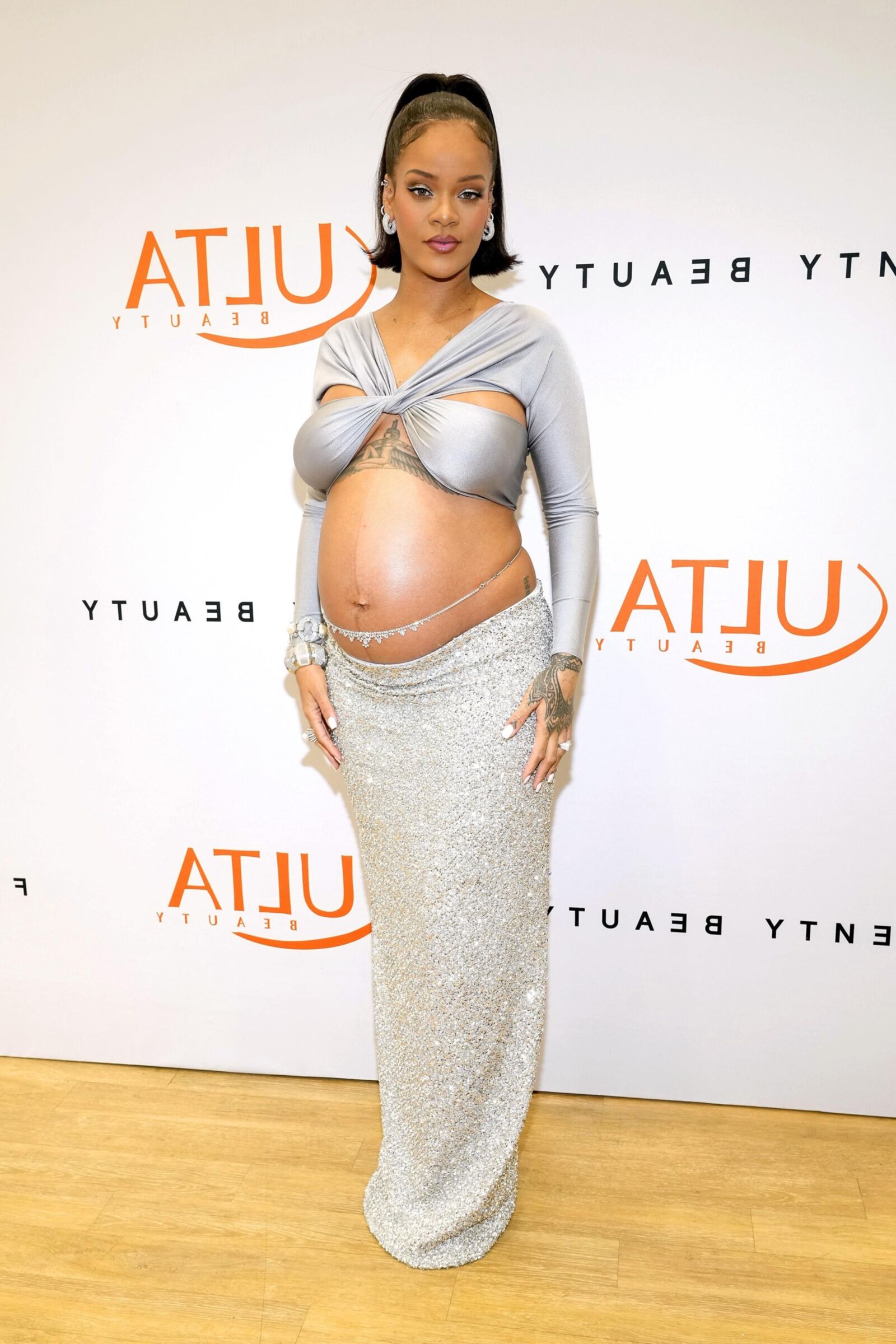 Pregnant RIHANNA