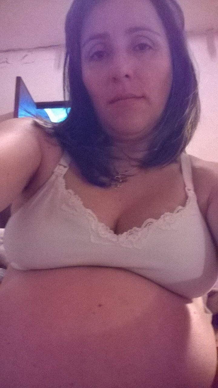 Dona de casa grávida com barriga enorme