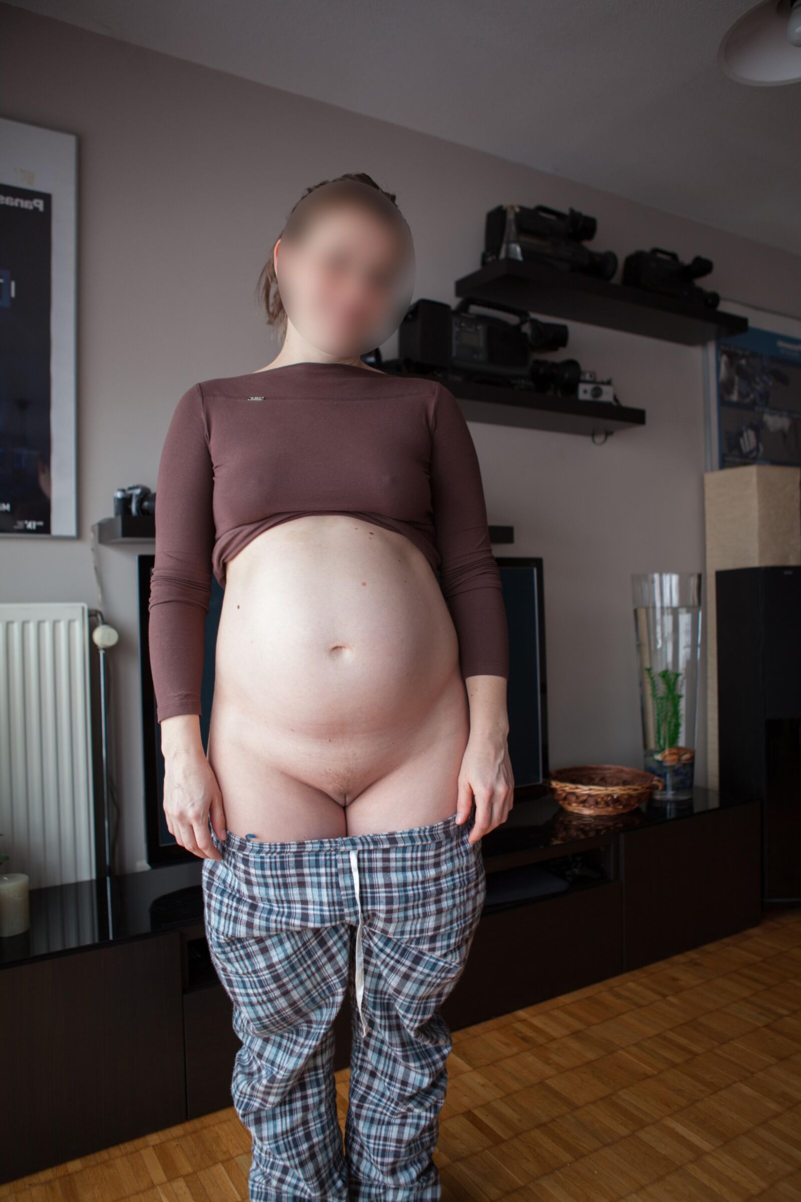 Ma femme enceinte à la maison... nue