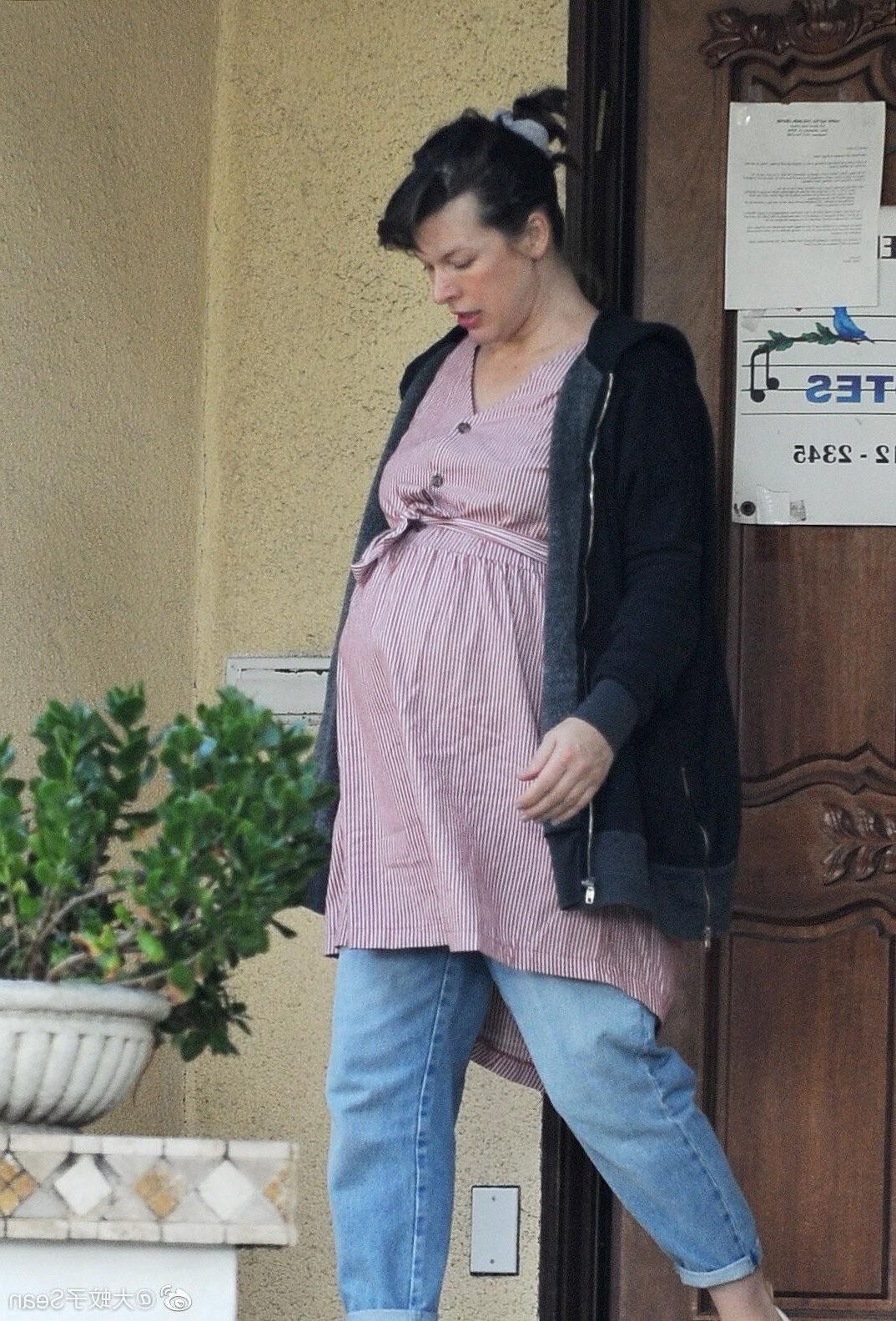 Milla Jovovich pregnant