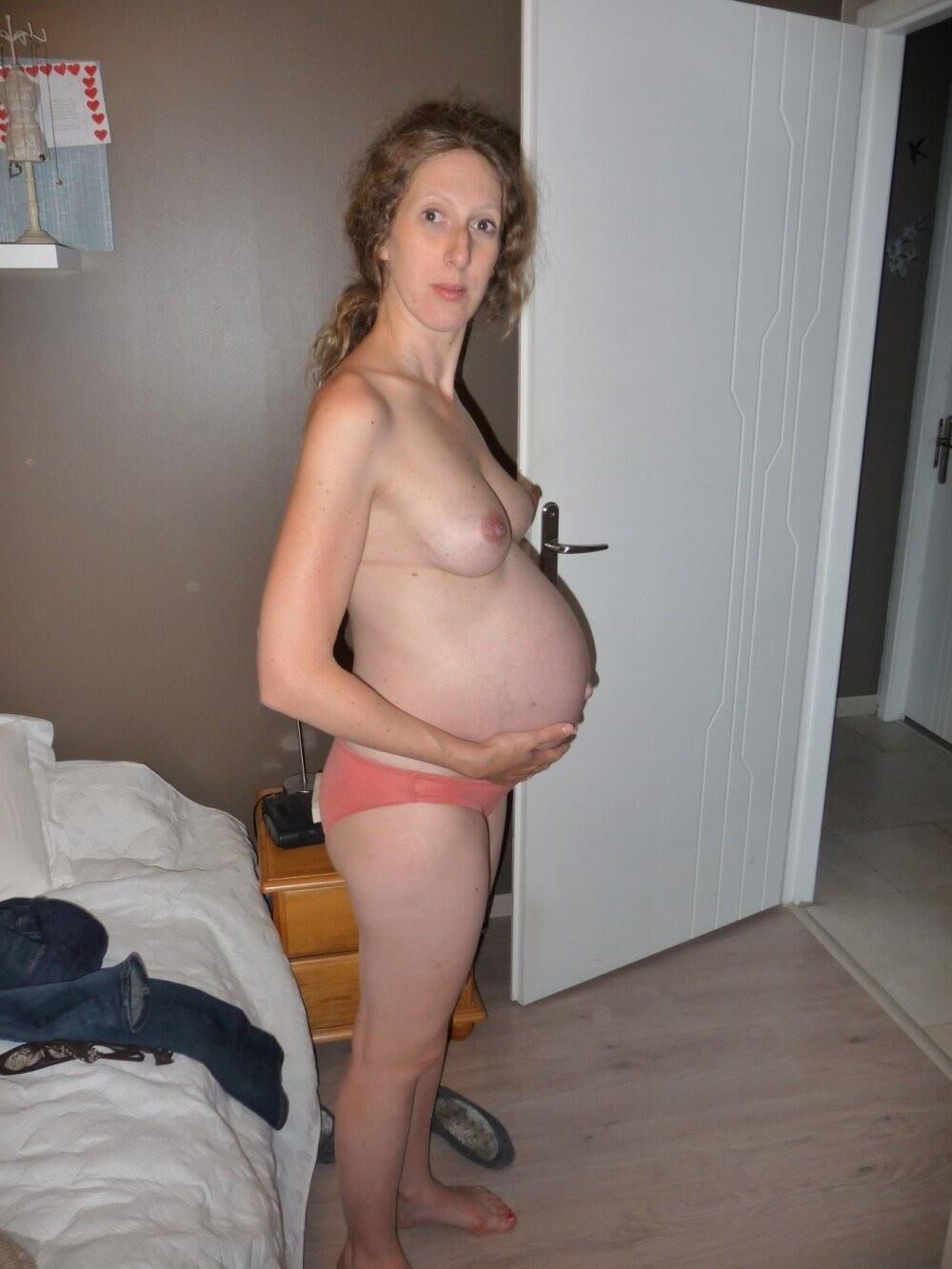 Maman enceinte dans sa chambre