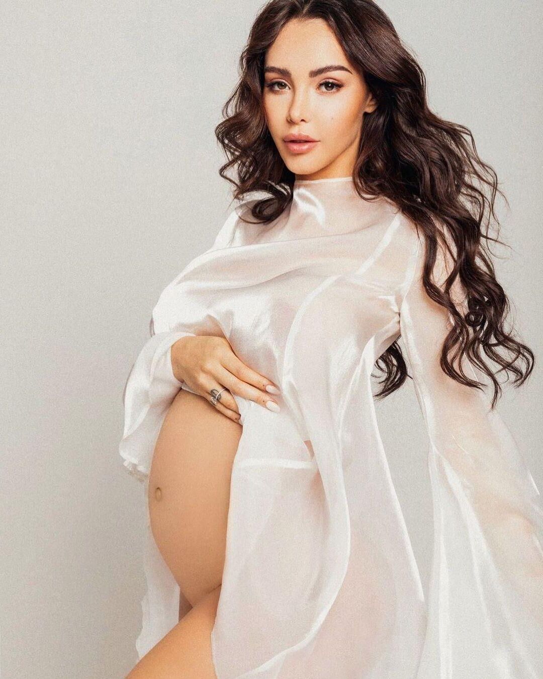  Nabilla Vergara pregnant