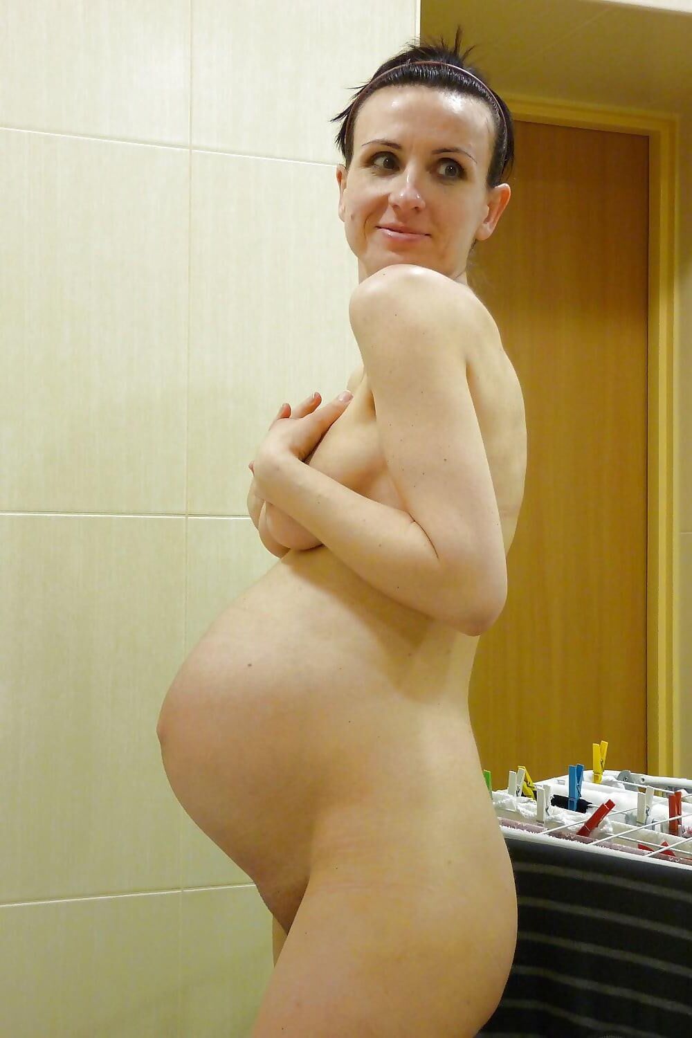 Femme enceinte dans la salle de bain