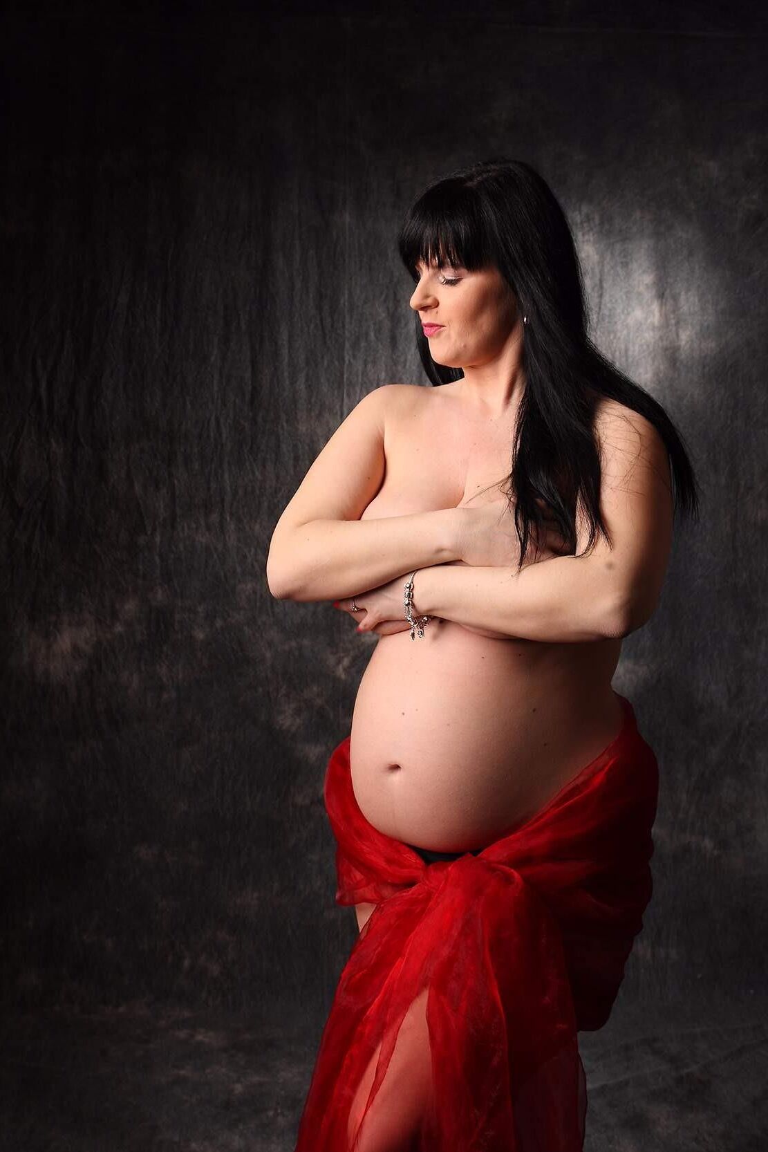 Atemberaubendes Fotoshooting einer schwangeren Brünette