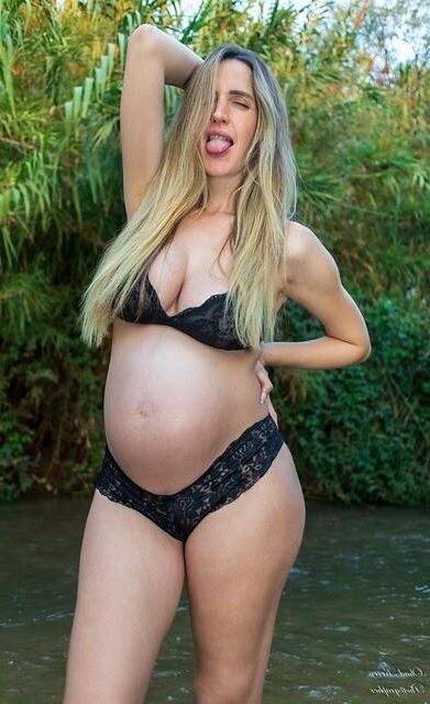 Blonde enceinte