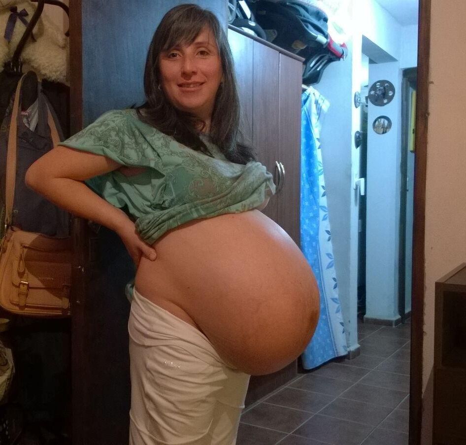 Dona de casa grávida com barriga enorme