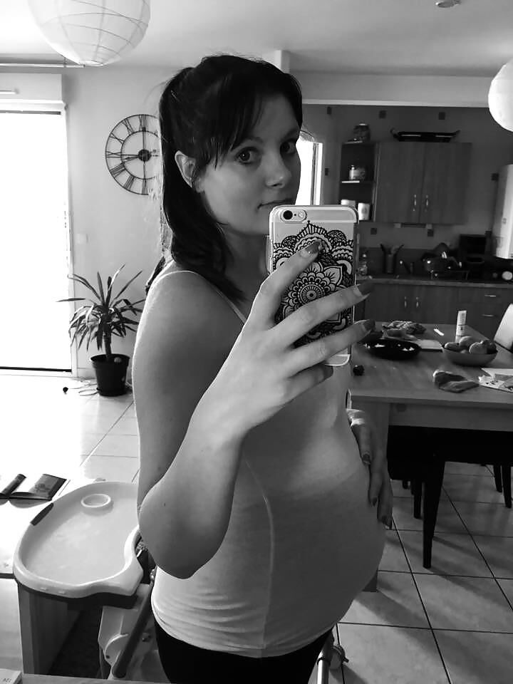 A French woman shows us her pregnancy