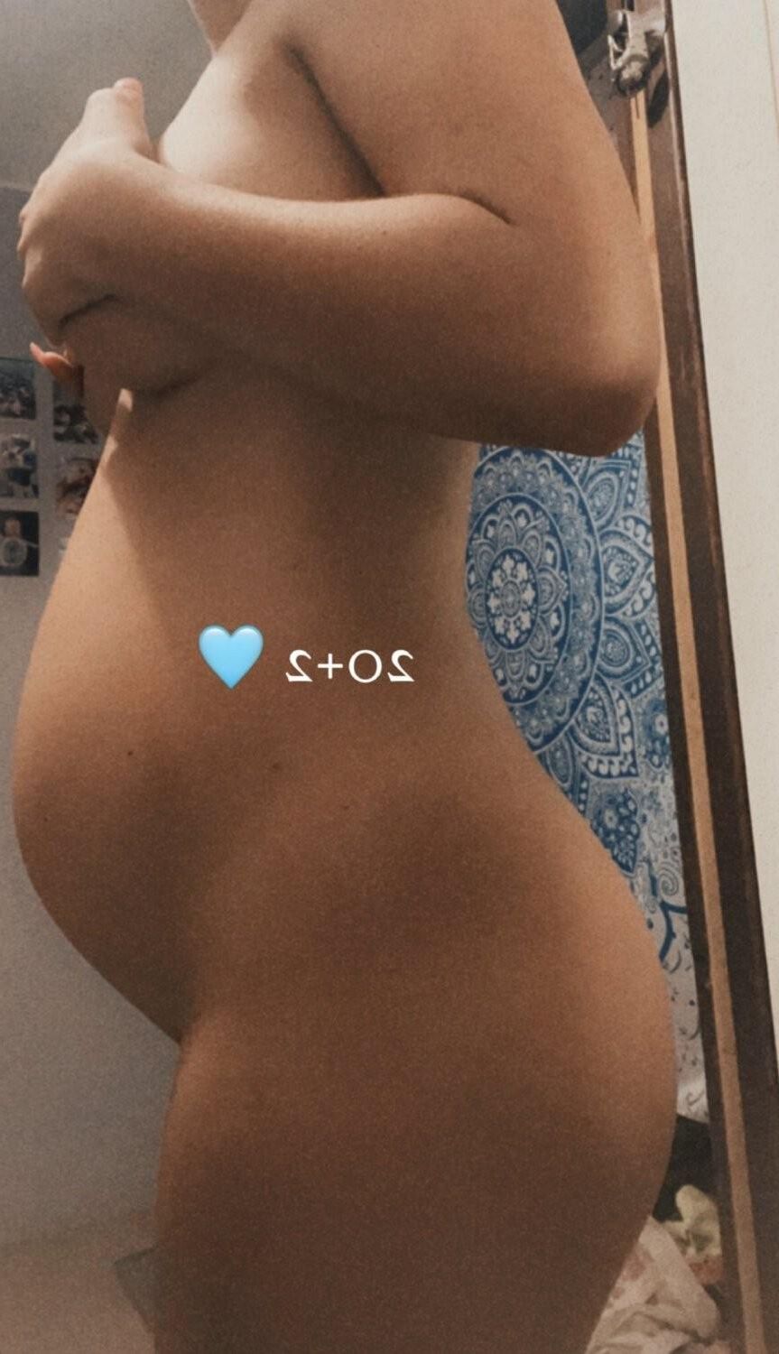 Pregnant blonde selfies