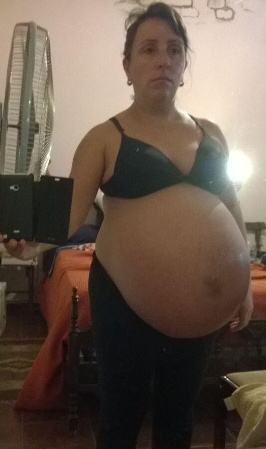 Dona de casa grávida com barriga enorme