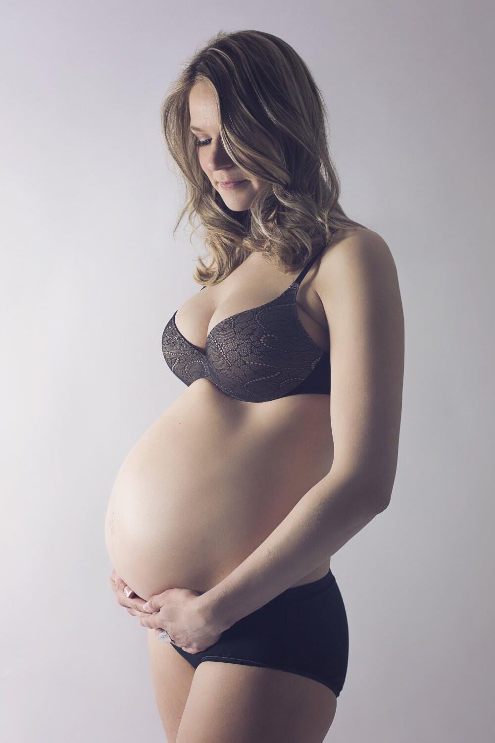 Femme enceinte blonde chaude