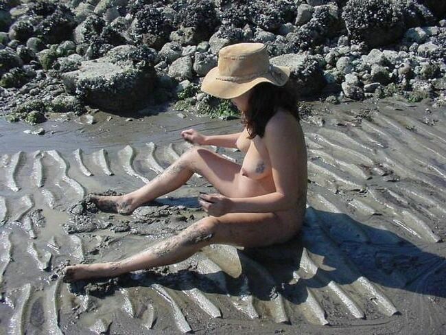 [Embarazada] joven mostrando en la playa