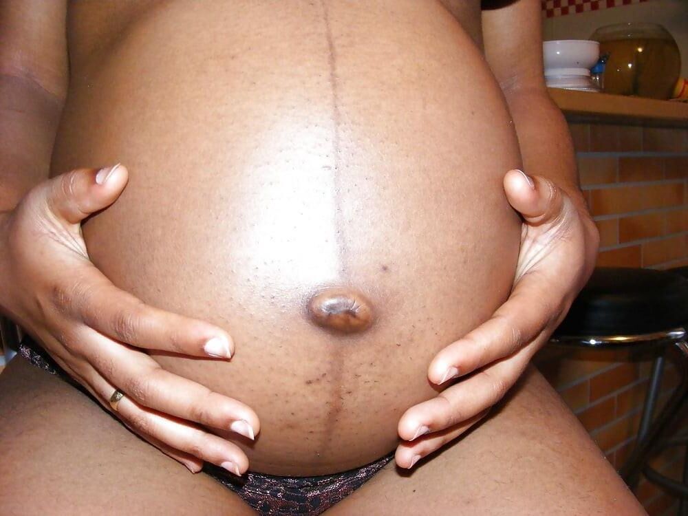 Jeune ébène enceinte