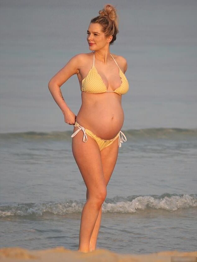  Helen Flanagan pregnant