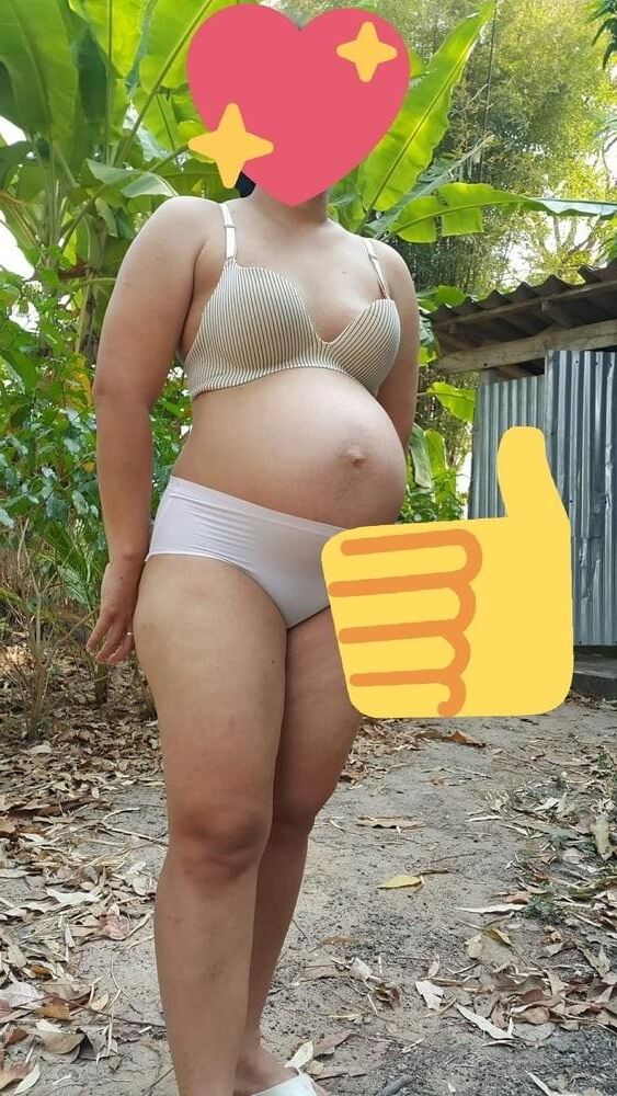 Pregnant mom who likes to show her belly