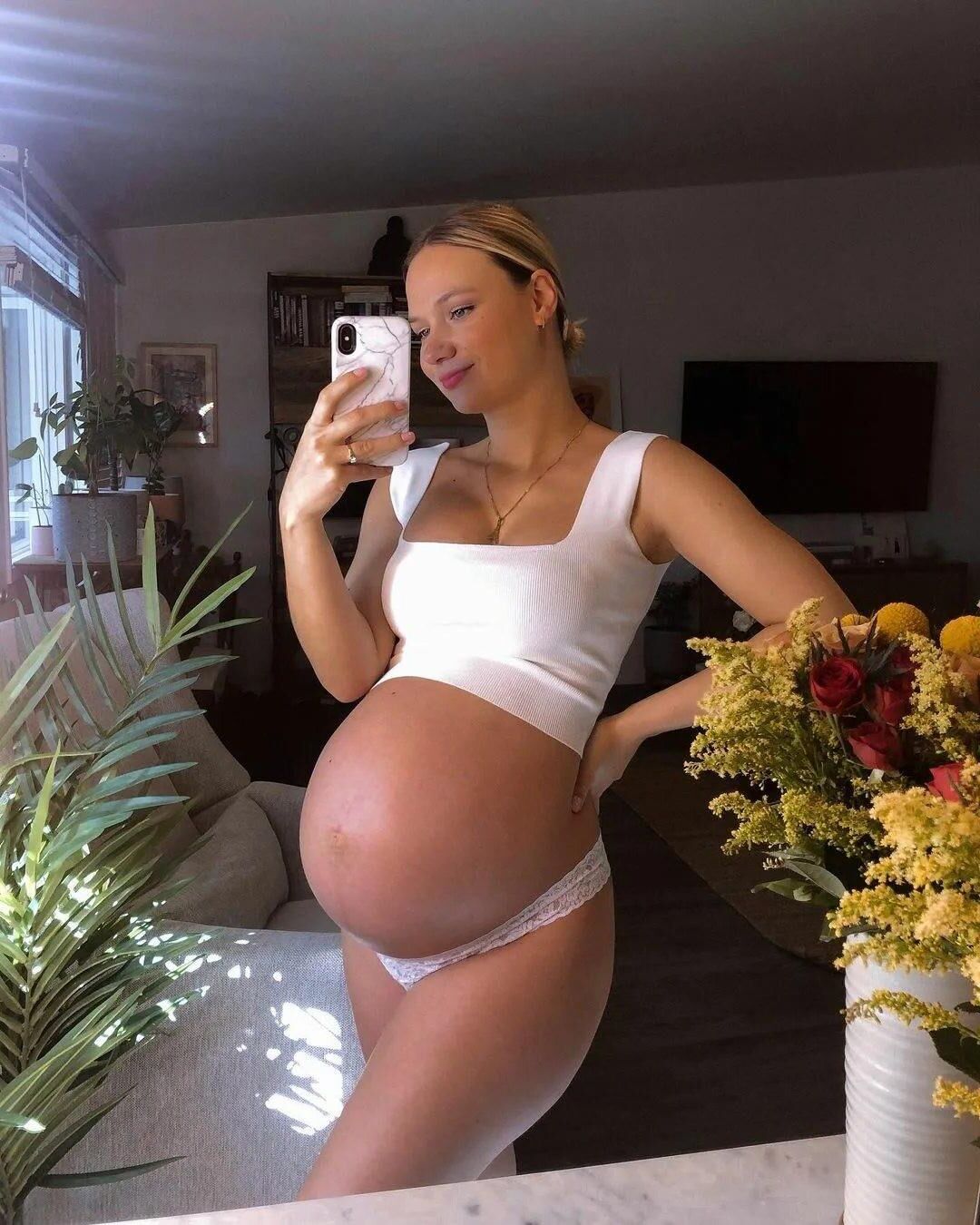 Mirror mirror on the wall, who's the sexiest preggo of them all?