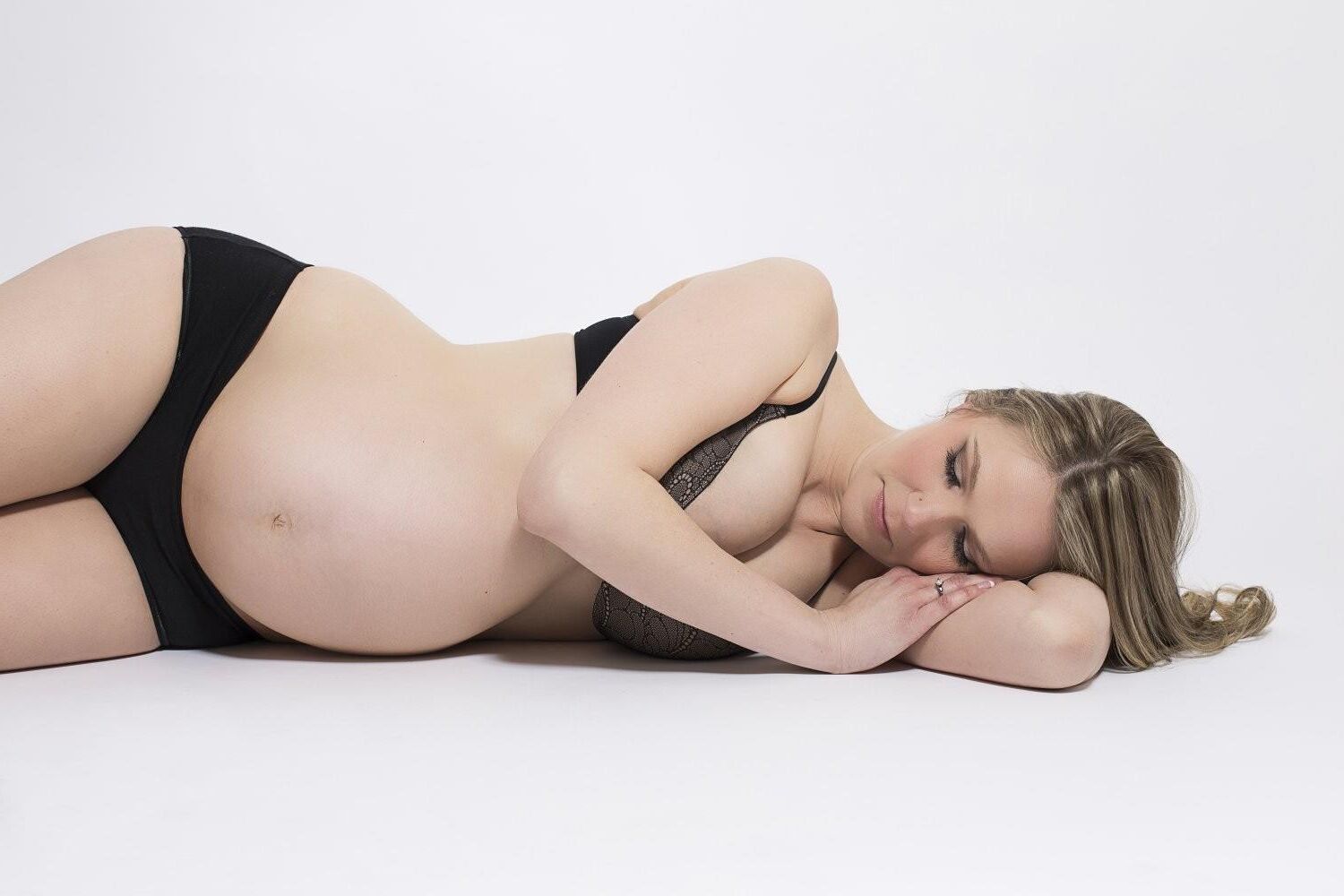 Femme enceinte blonde chaude