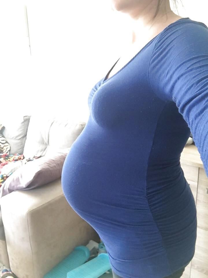 A French woman shows us her pregnancy