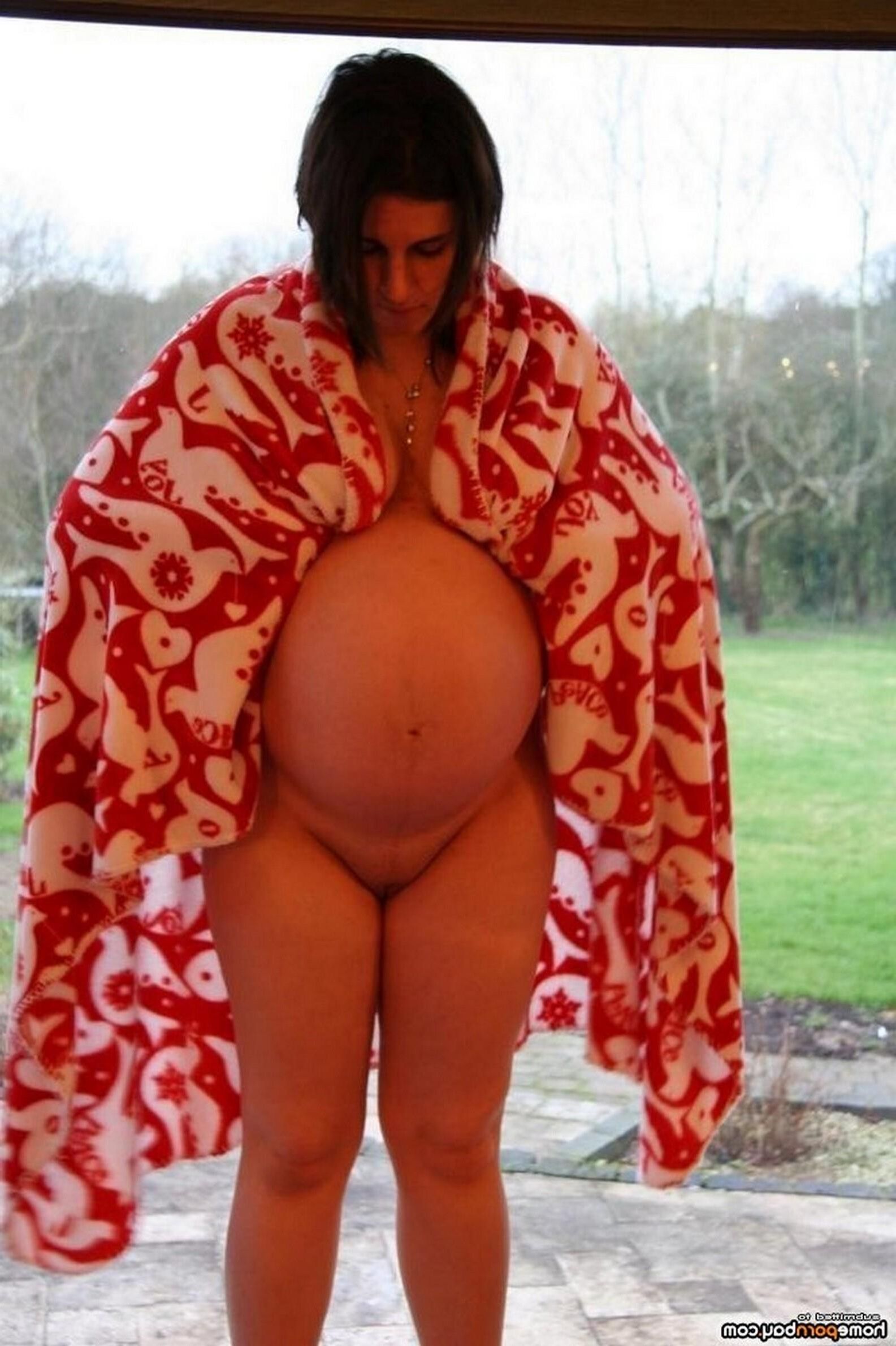 Femme au foyer enceinte posant nue