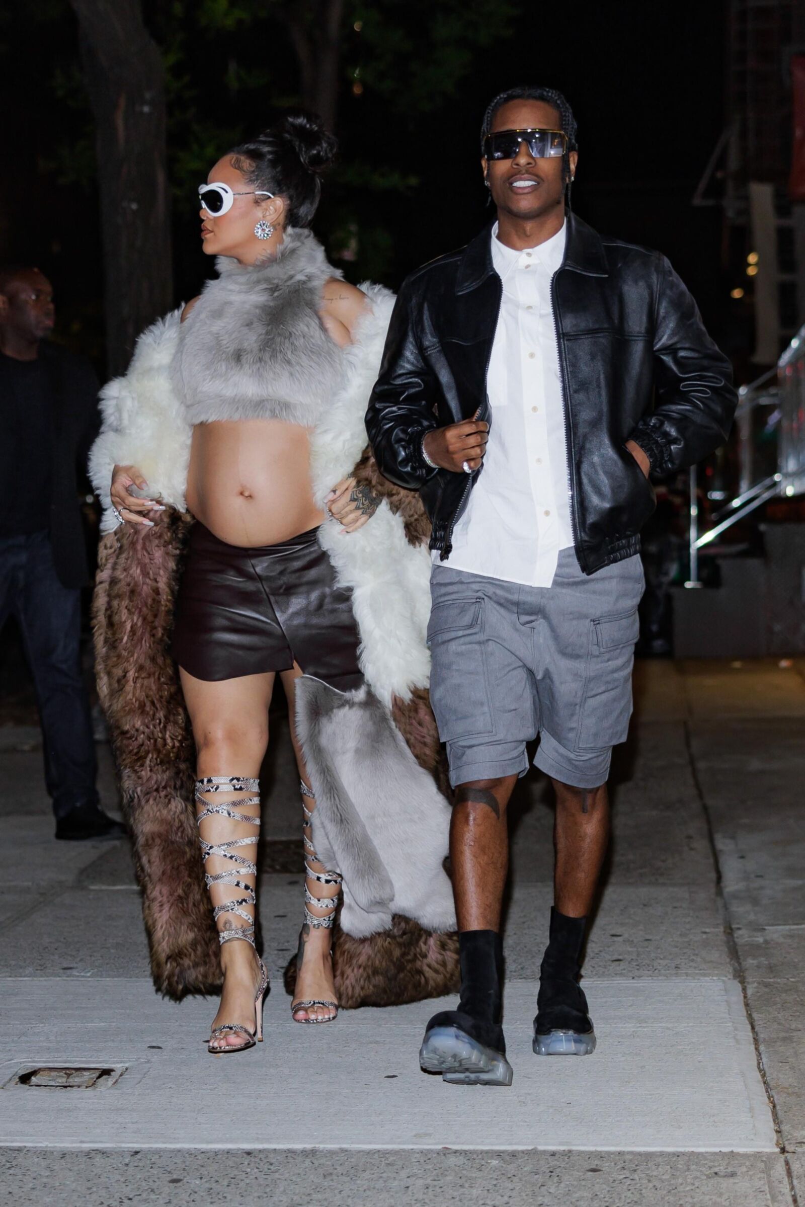 Rihanna - mostra barriga com casaco de pele