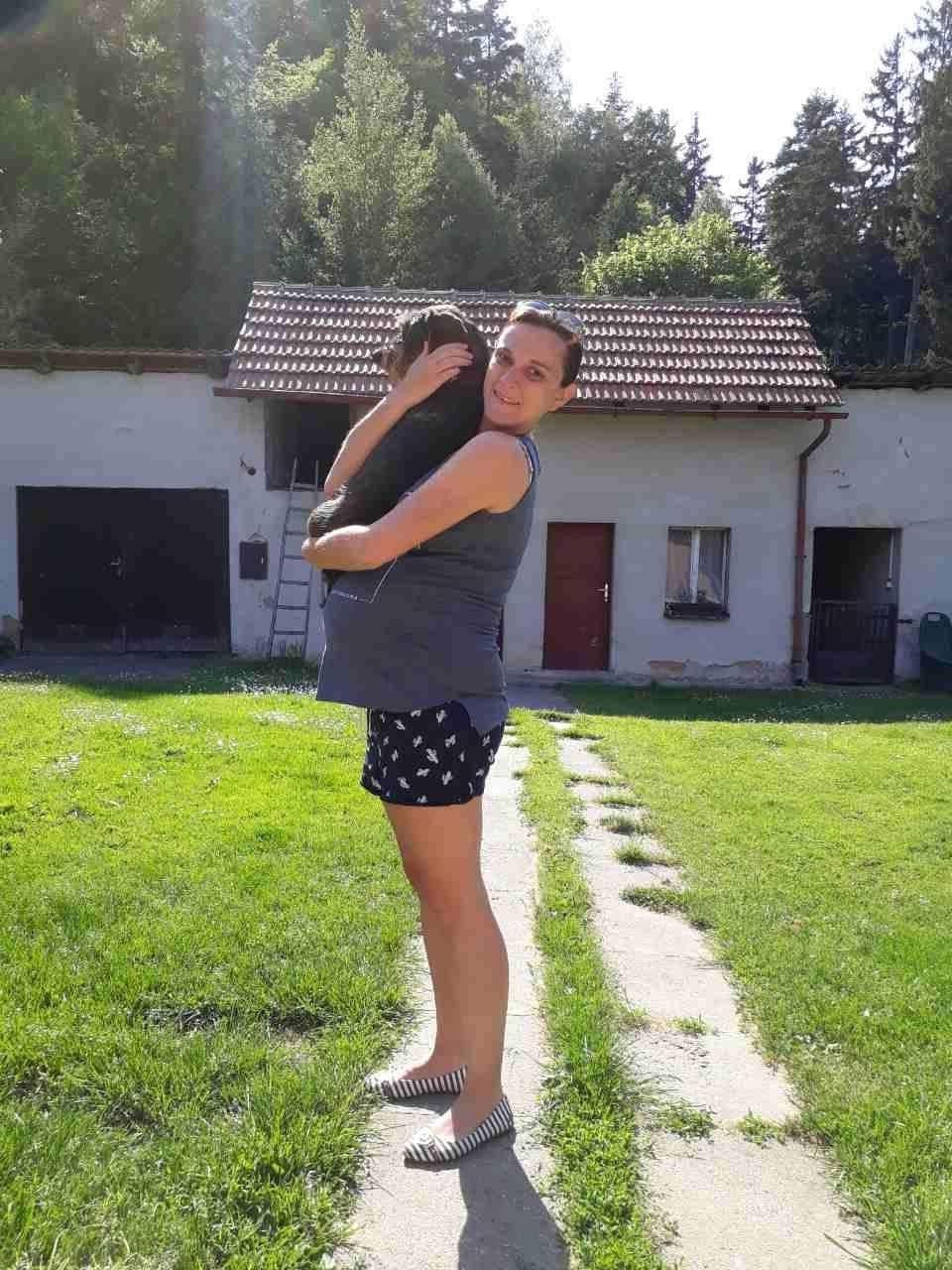 Mujer [embarazada] orgullosa de mostrar su panza