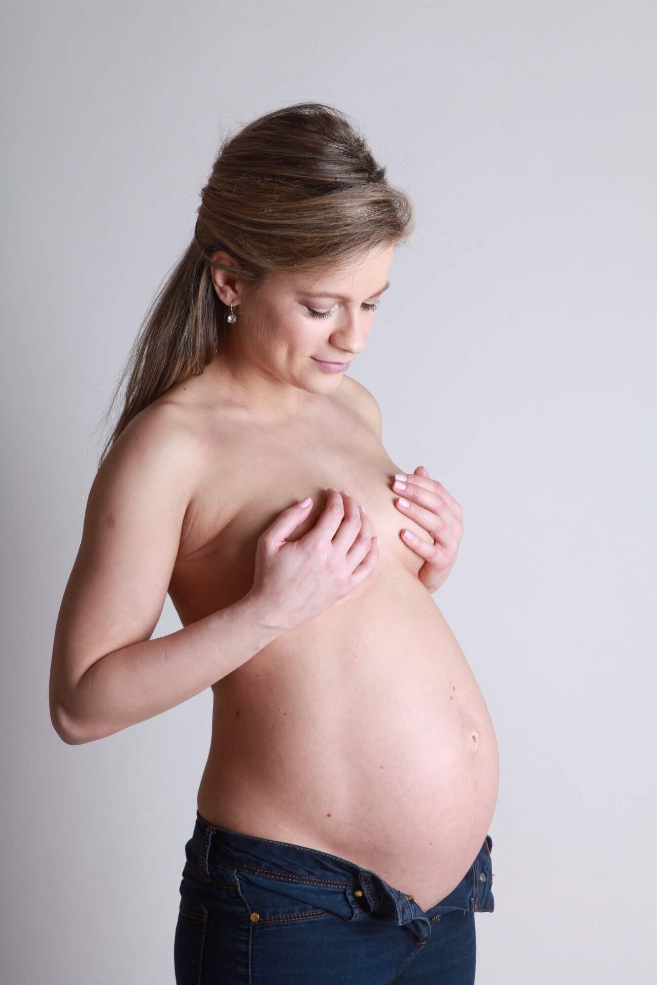 Pregnancy photos of a young mom