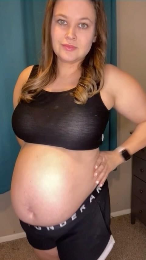 Hot amateur preggo babe with big tits