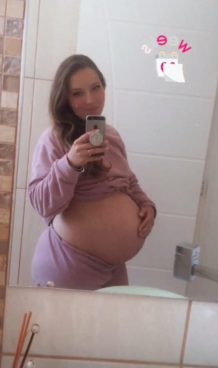 [Pregnant] wife gets photographed