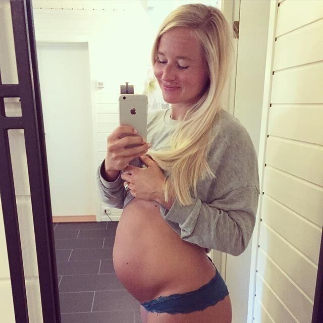 Fit loira escandinava preggo