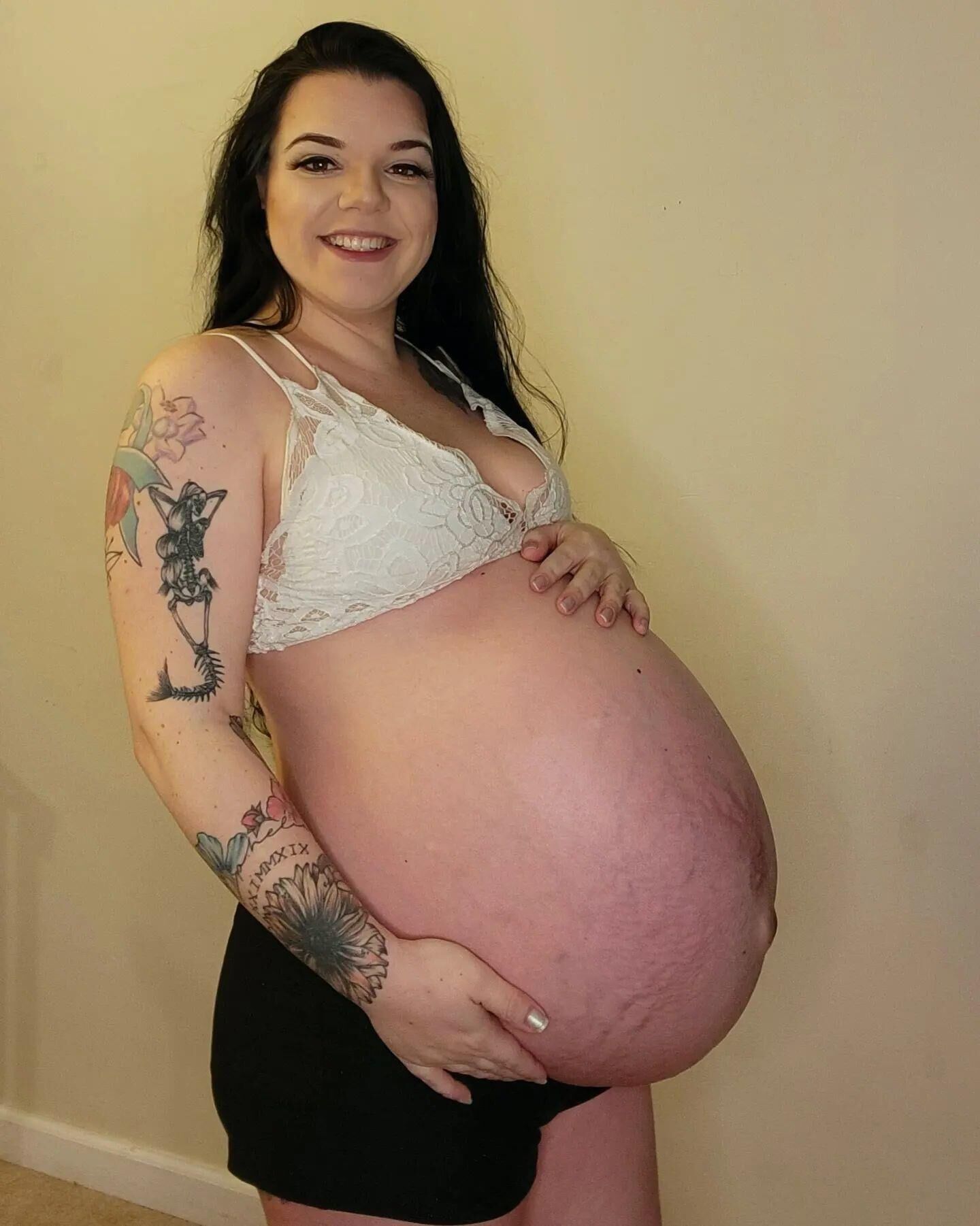 Amadora Kayla com uma enorme barriga de grávida