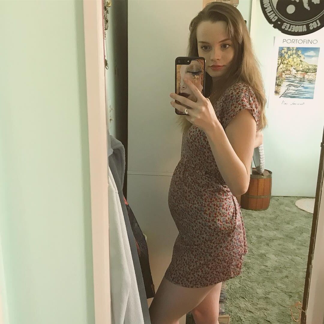 [Pregnant] young girl with twins