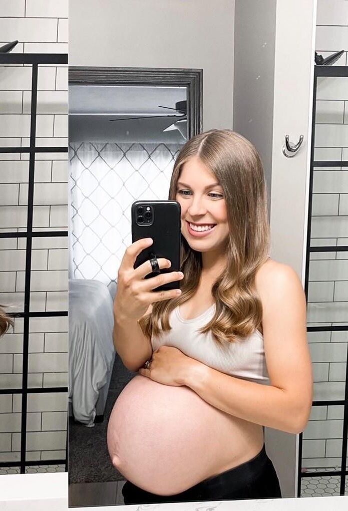 Katie, maman jumelle enceinte et amateur, comment la baiser ?