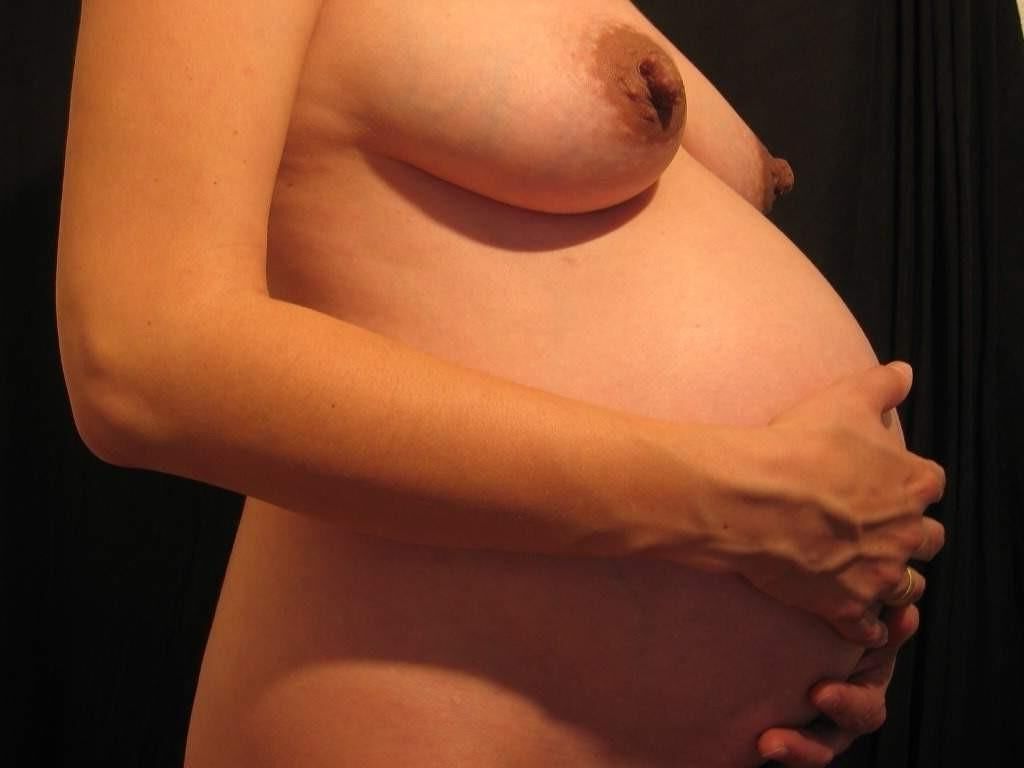 [Pregnant] naked woman