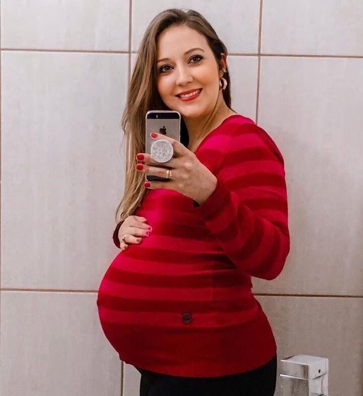 [Pregnant] wife gets photographed