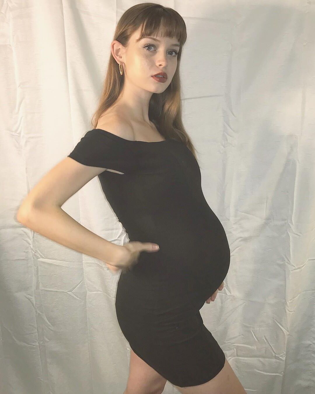 [Pregnant] young girl with twins