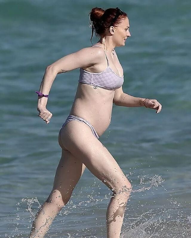 preggo hoe Sophie Turner with 2nd bun in the oven