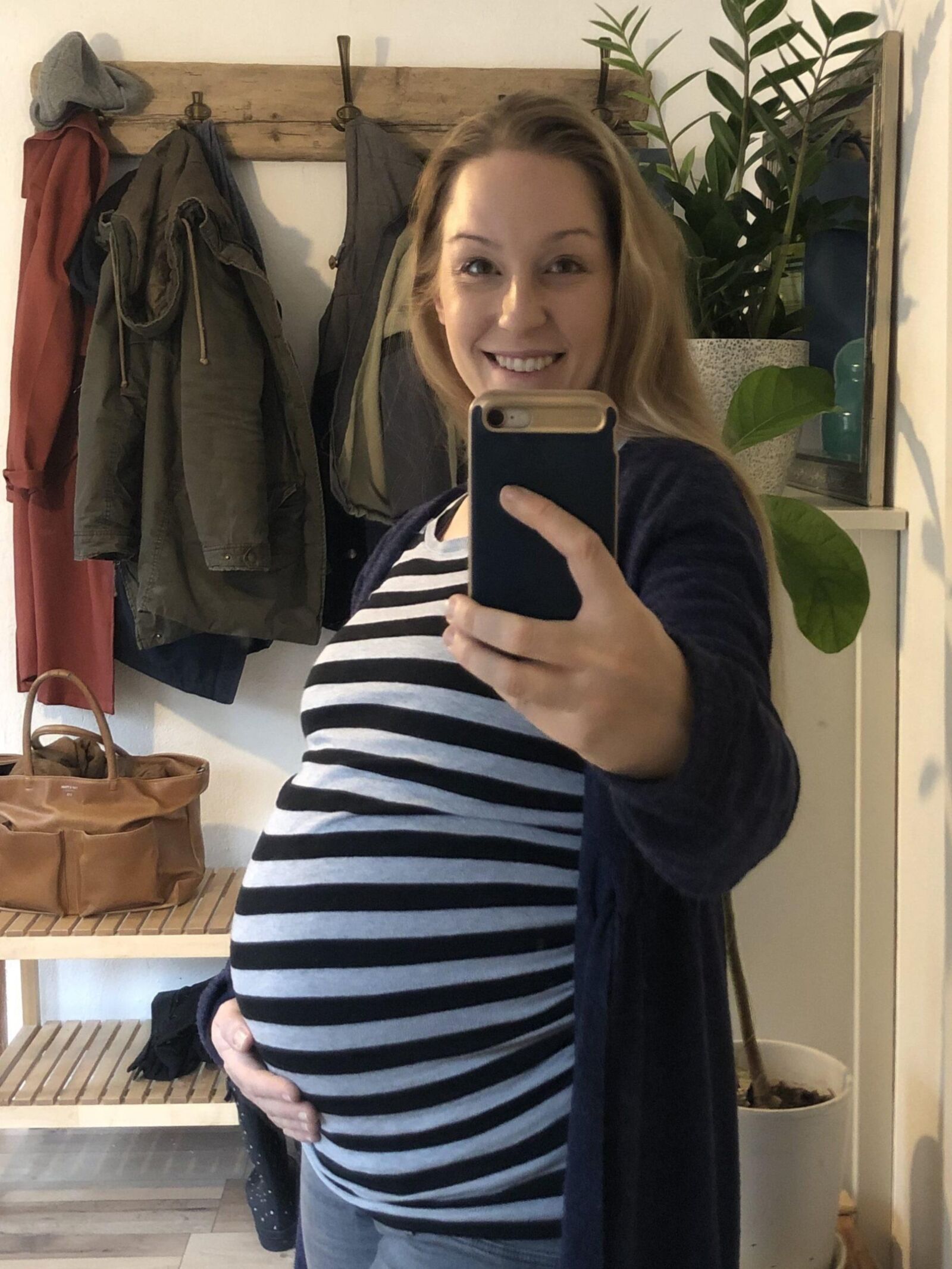 Mirror mirror on the wall, who's the sexiest preggo of them all?